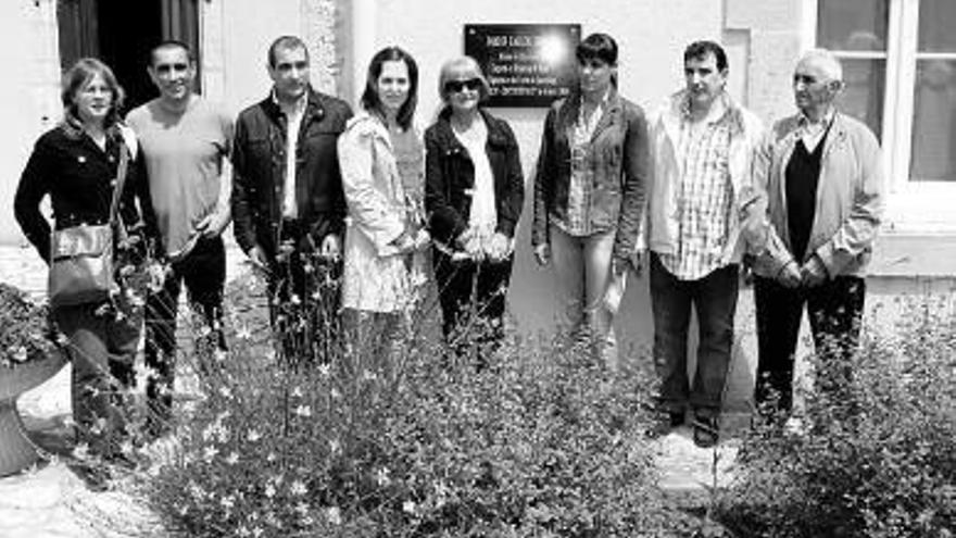 La familia de Carlos Chivite, junto a la placa conmemorativa.