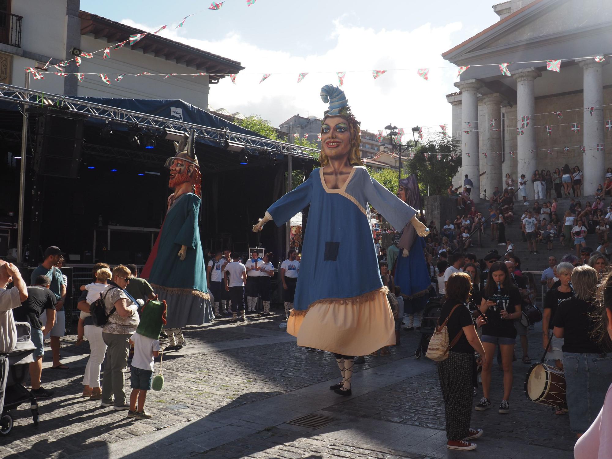 Gigantes y cabezudos toman Mutriku en el inicio de las Madalenas