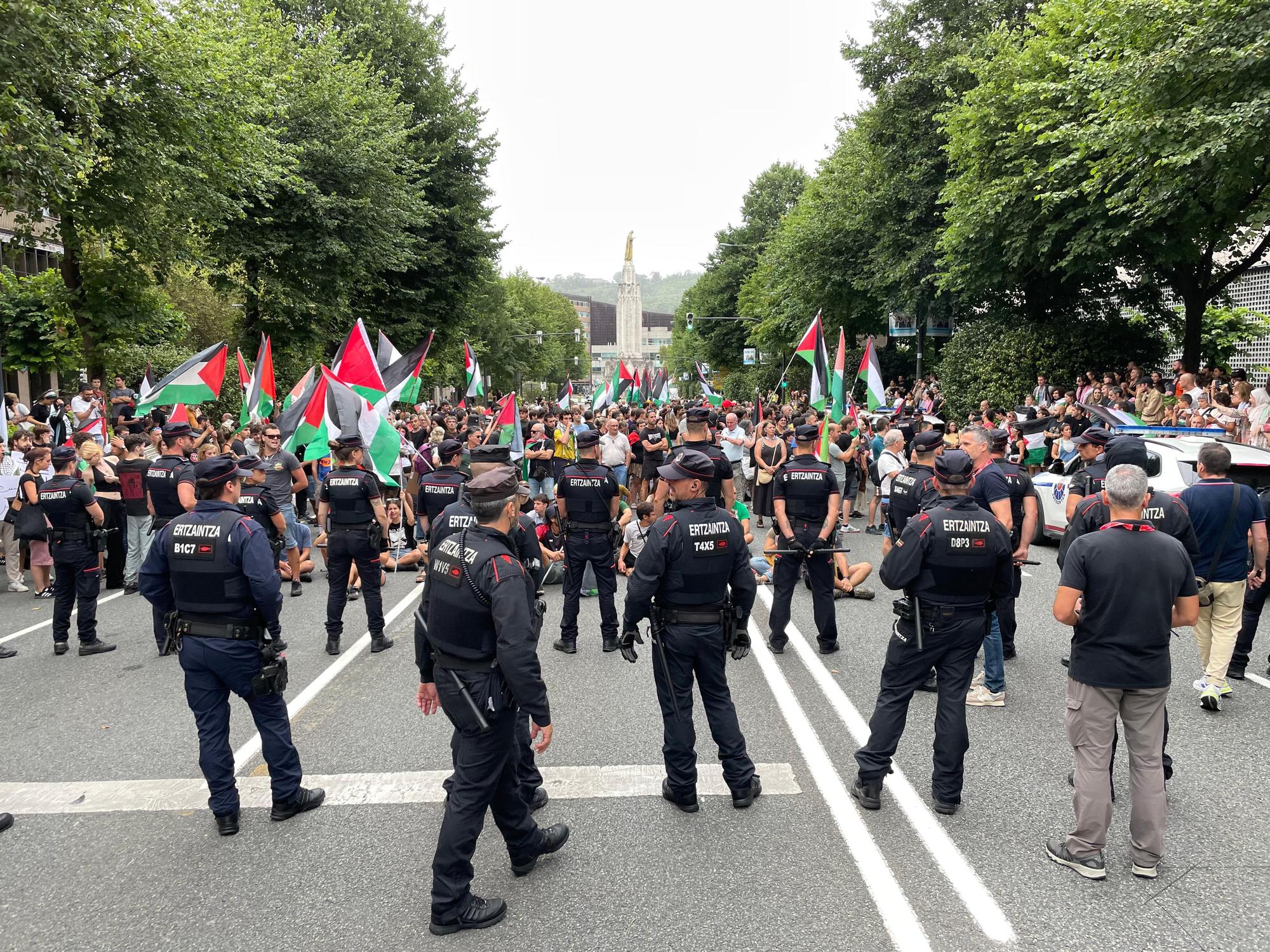 En imágenes: protesta contra el Israel al paso de la La Vuelta por Bilbao