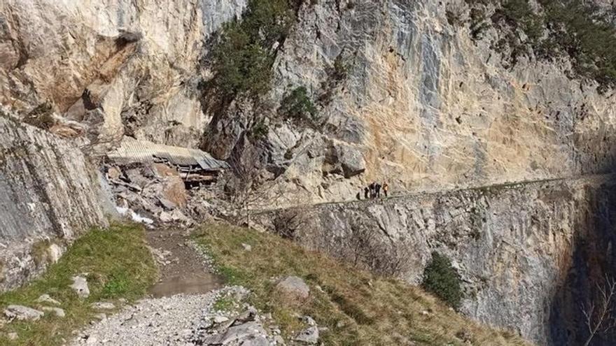 Prohíben el acceso a la ruta del Cares por riesgo de derrumbes derivados de un incendio