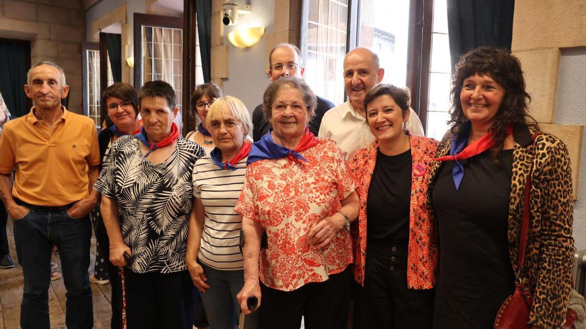 La alcaldesa junto a los baserritarras