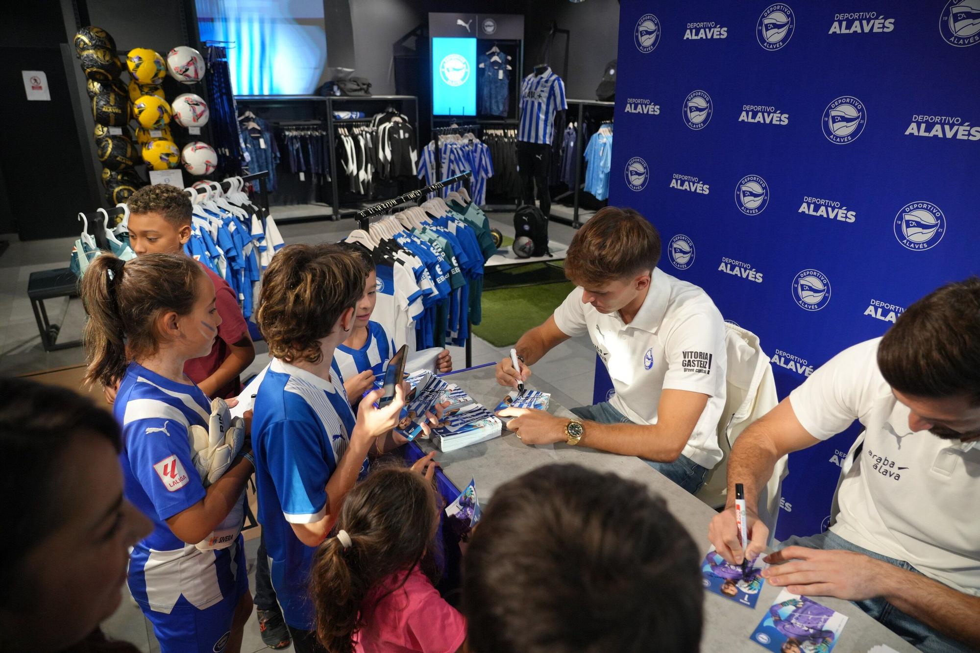 En imágenes: Firma de autógrafos para desbordar Vitoria-Gasteiz de ilusión albiazul