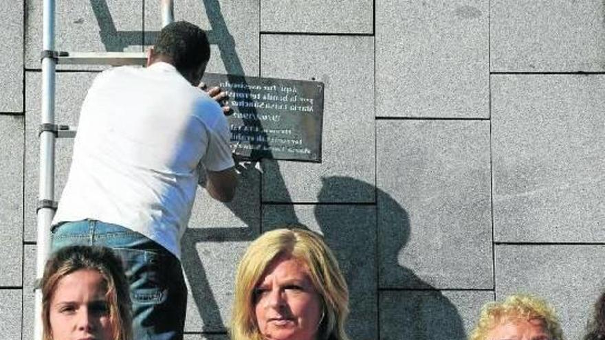 Ordóñez se encadena en un “muro popular” mientras un miembro de Covite atornilla la placa.