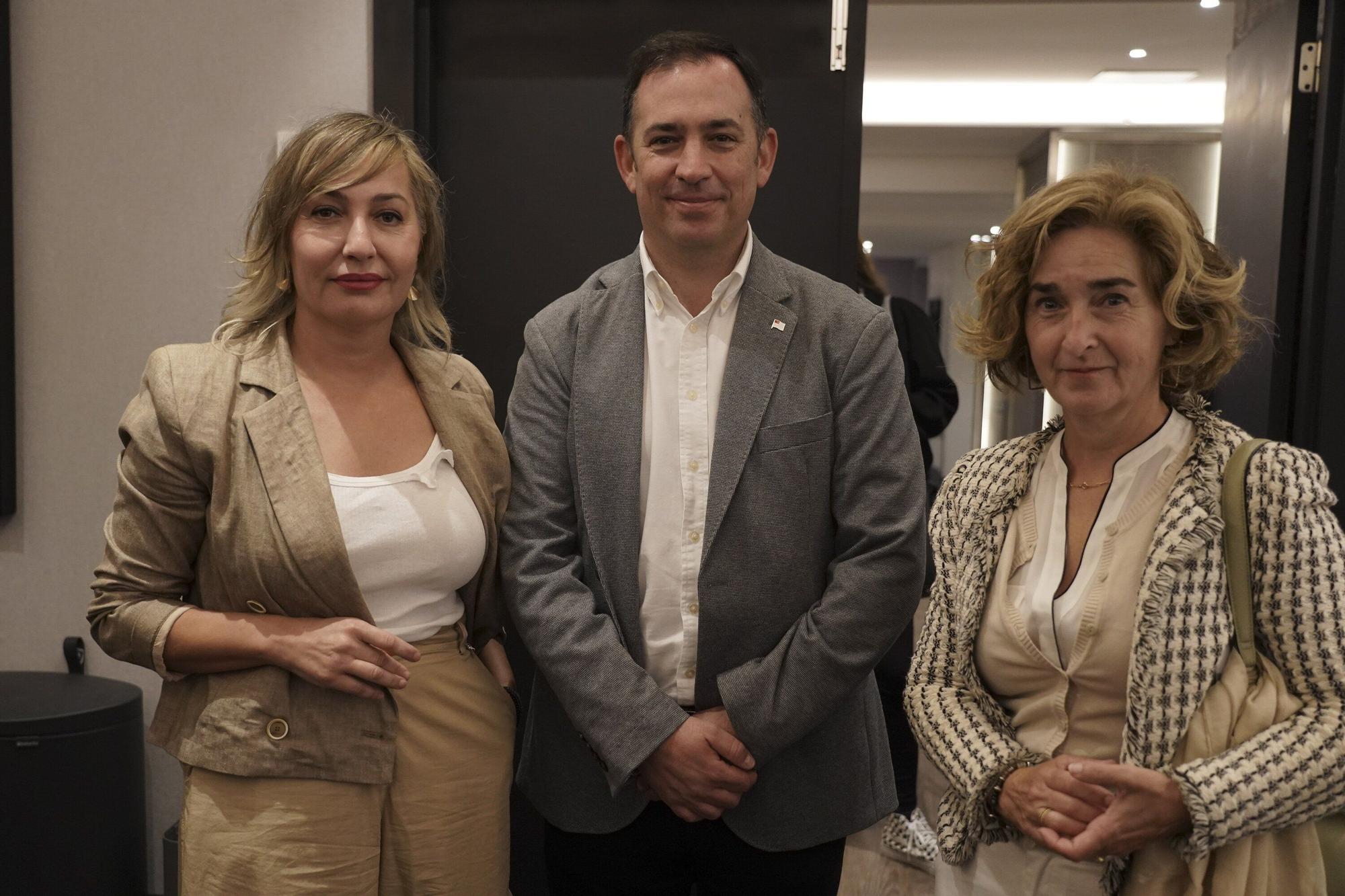 Amelia Sancho, el concejal Asier Abaunza y Marta Ibarbia siguieron decerca las ideas expuestas.