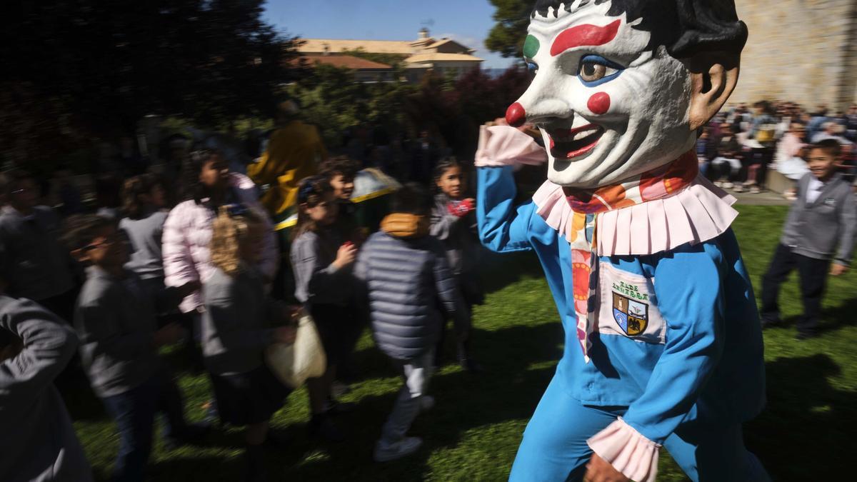 Payaso dando vergazos a los txikis.