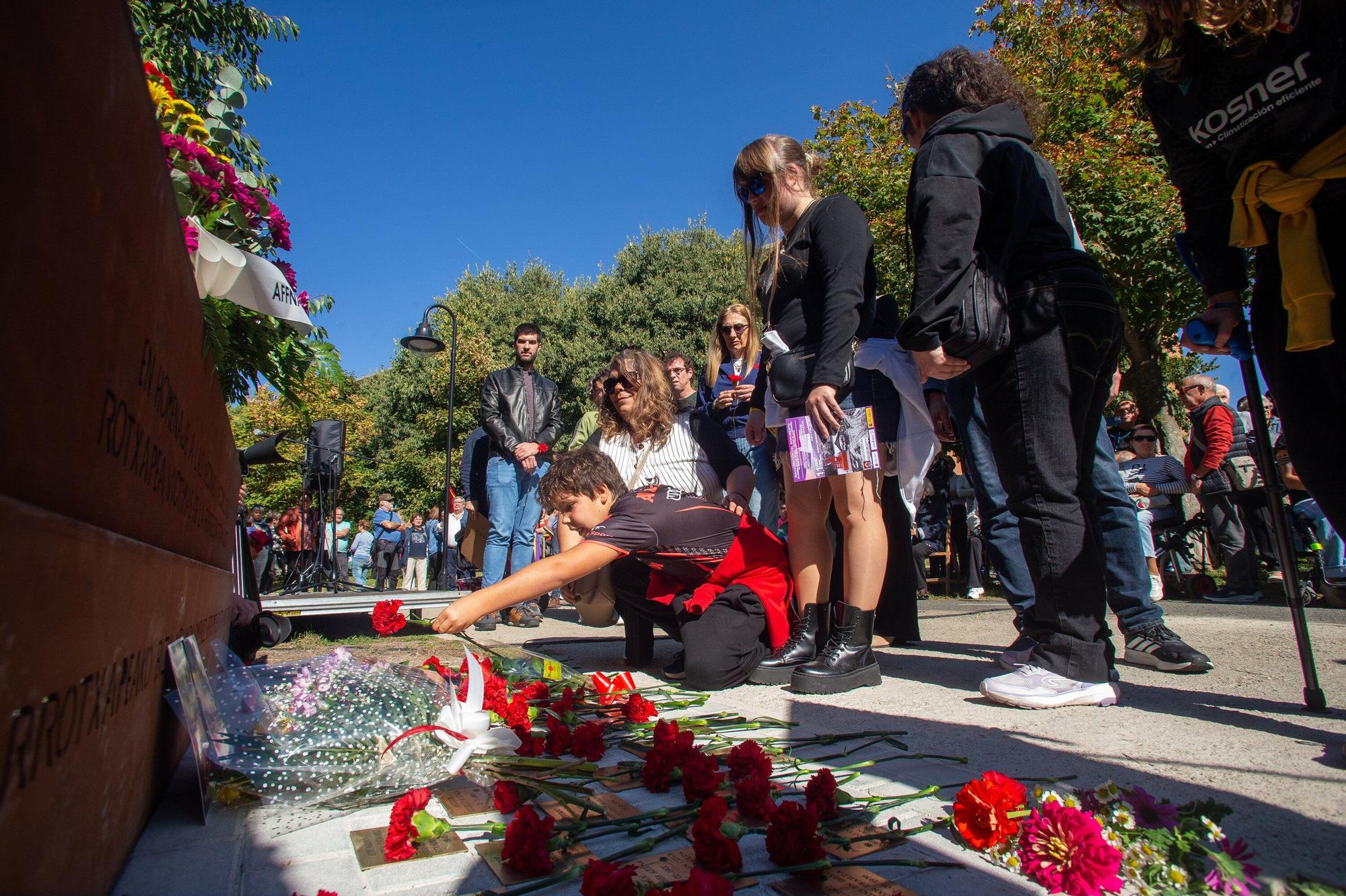 Inauguración del monumento en homenaje a las víctimas de la represión franquista en la Rochapea