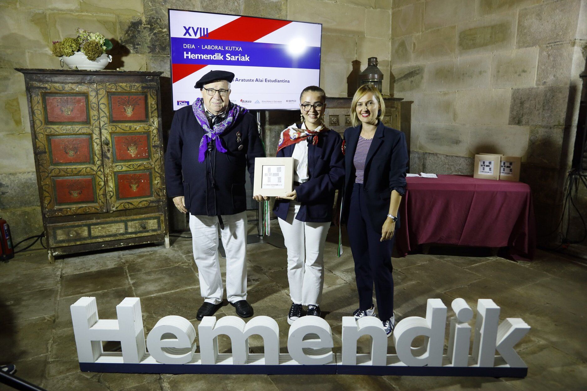 La diputada foral de Acción Social, Amaia Antxustegi, entregó el reconocimiento a Irati Atxa e Iñaki Laka, en representación de la Lekeitioko Aratuste Alai Estudiantina