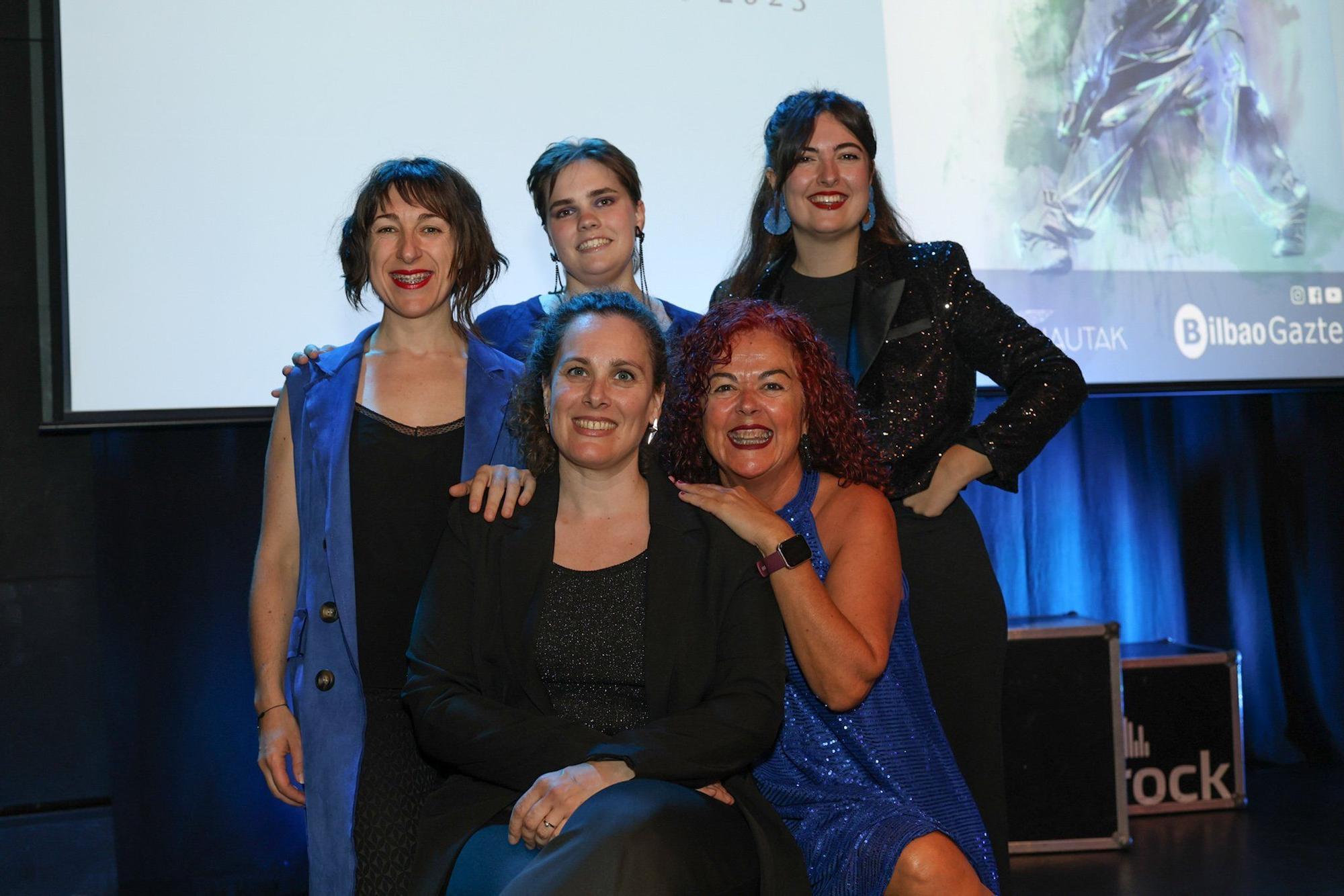 Ziortza Basaguren, Annet Solonar e Irene Aulestia tras Estíbaliz Arranz y Susana Méndez. Son Blue Velvet Gospel Singers.