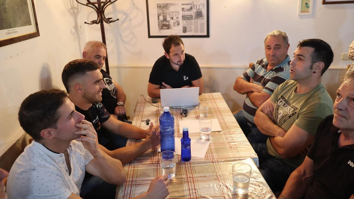 Iker Vicente y Eneko Otaño, durante la negociación que ha tenido lugar en el Bar Kantabriko de Tolosa.