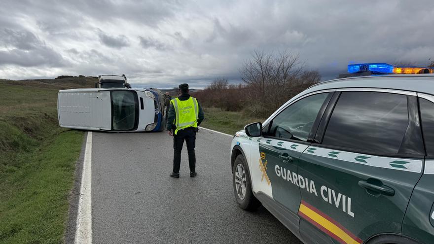 Herido un hombre de 73 años en una salida de vía con vuelco entre Artajona y Marcilla