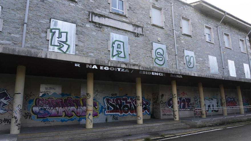 Urtaran define el macrocentro de acogida en Vitoria como un "repositorio" de migrantes