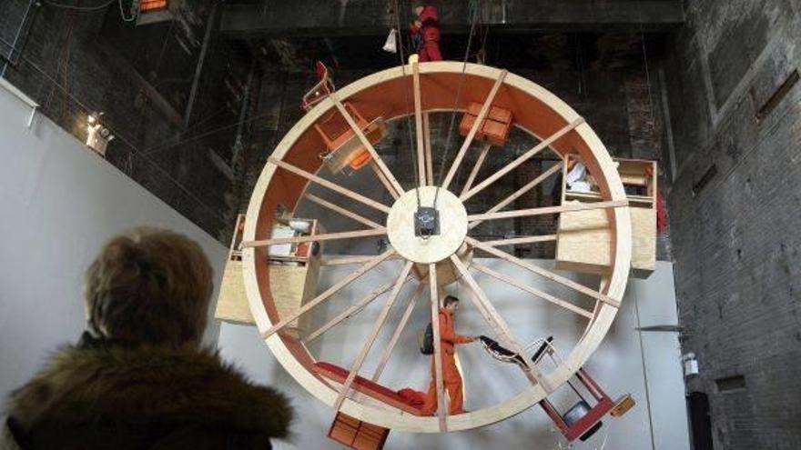 Dos artistas viven diez días en una gigantesca rueda de hámster en Nueva York