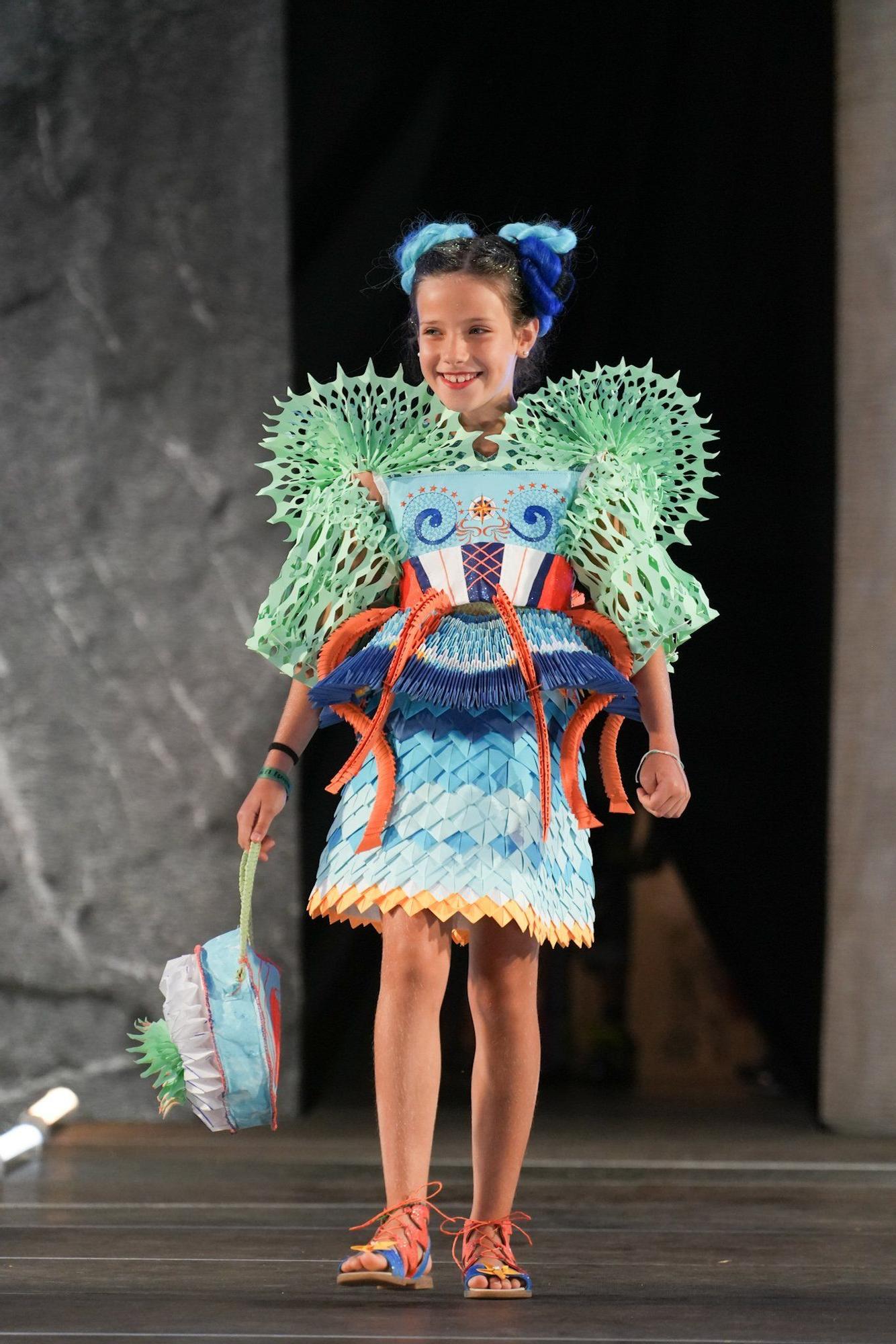 En imágenes: así ha sido el desfile de Vestidos de Papel de Güeñes