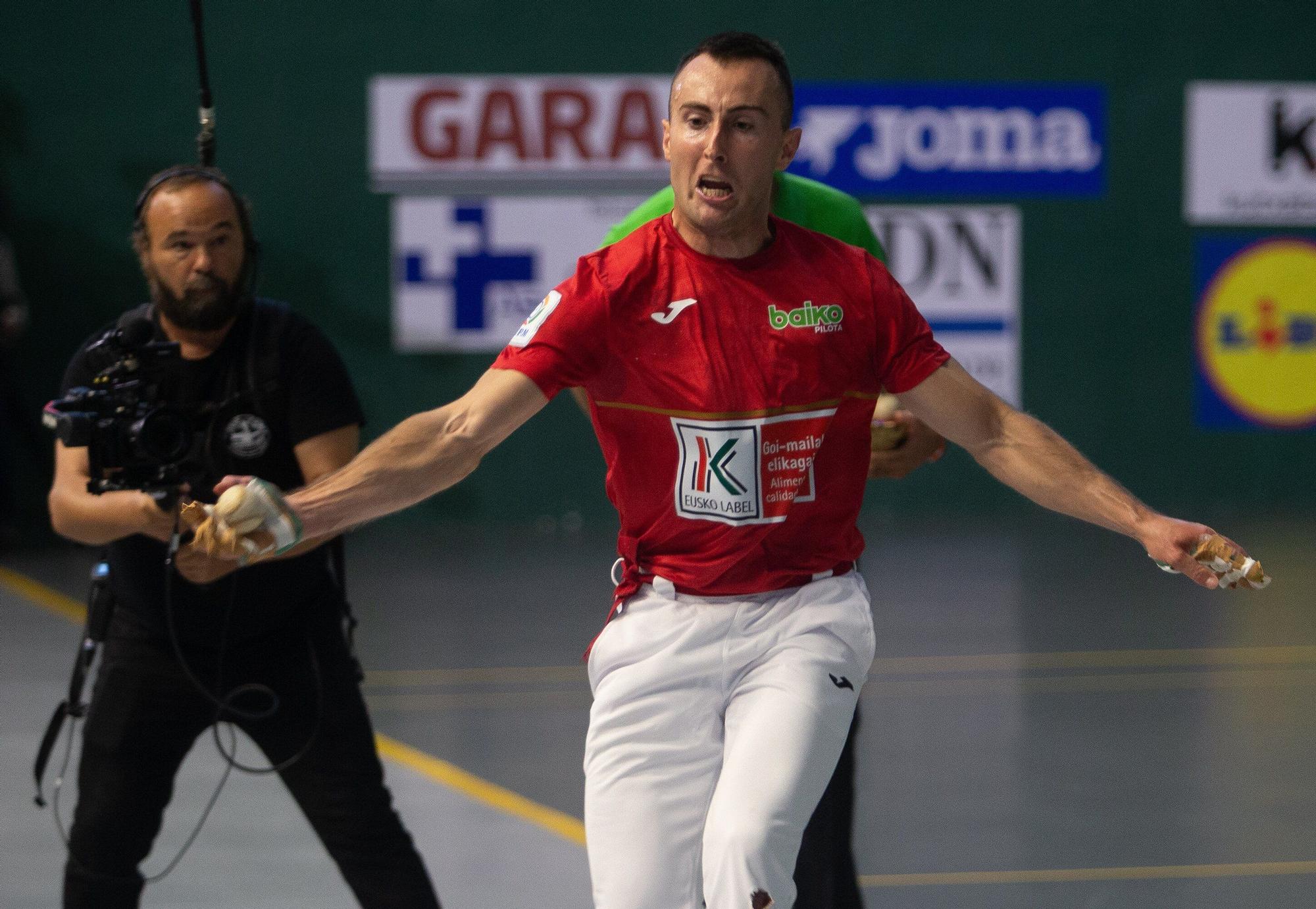 Joanes Bakaikoa gana su primer punto de la liguilla de cuartos de final del Cuatro y Medio ante Javier Zabala en Lekunberri.
