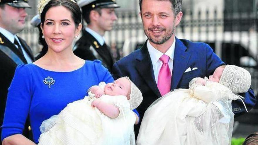 Los príncipes de Dinamarca bautizan a sus hijos mellizos