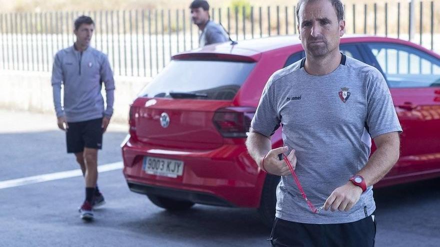 Arrasate llega al entrenamiento de ayer, con Alkiza y Sanzol en el fondo.
