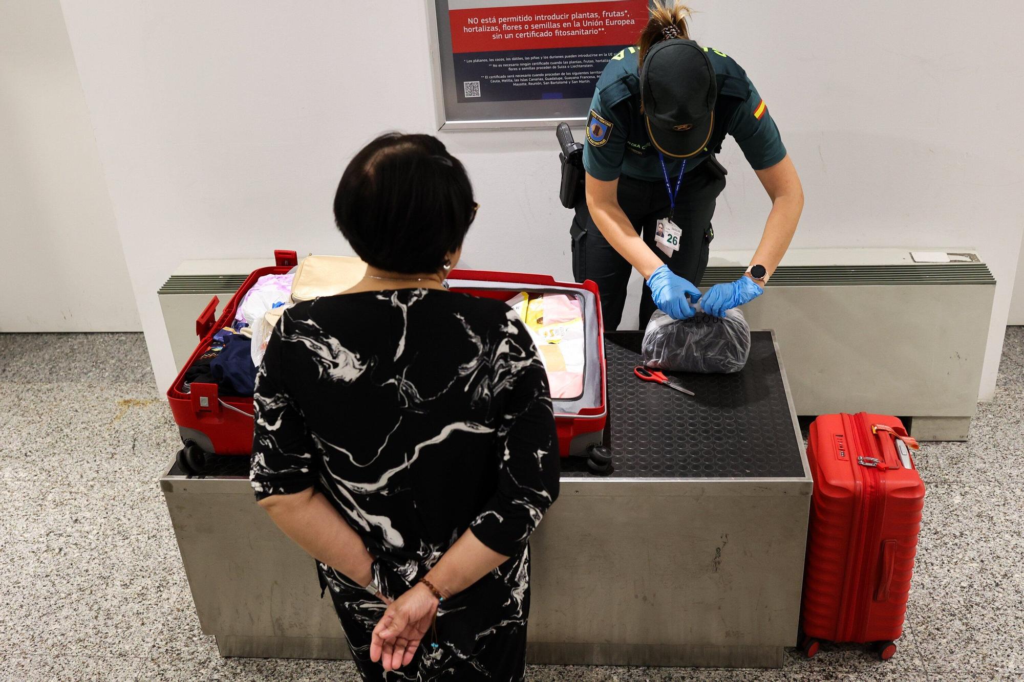 En imágenes: Aduanas, el filtro silencioso en el aeropuerto de Bilbao
