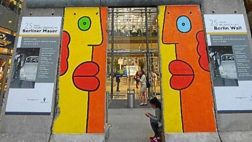 Los trozos de muro pintados por Thierry Noir presiden Potsdamerplatz. El vasco Víctor Landeta también pintó restos de muro para los 25 años de su caída.