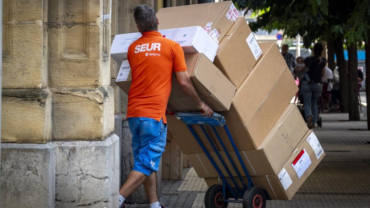Un empleado de mensajería en una calle de Donostia.