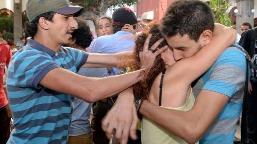 Una pareja es increpada mientras se abraza y se besa en Rabat