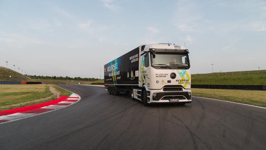 Este camión eléctrico de Mercedes-Benz bate un récord… ¡marcha atrás!