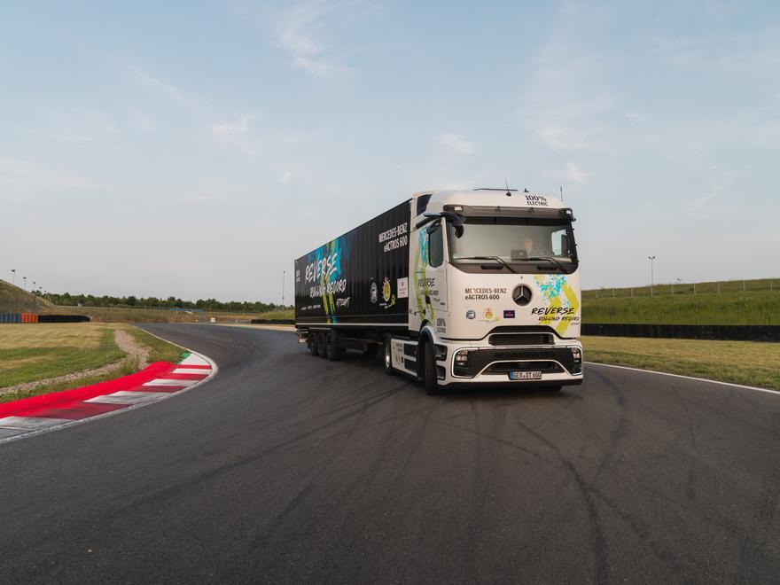 Este camión eléctrico de Mercedes-Benz bate un récord… ¡marcha atrás!