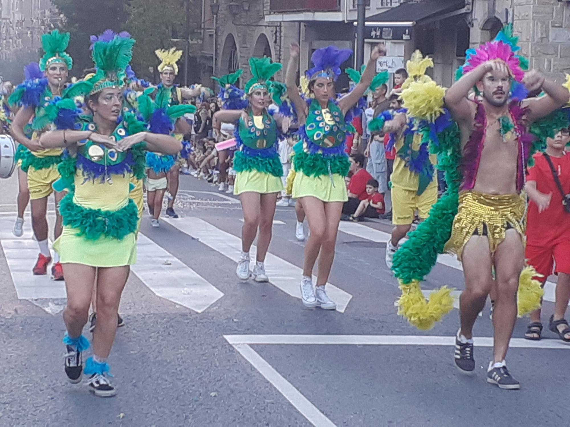 En imágenes: Galdakao inicia sus fiestas con una kalejira multicolor