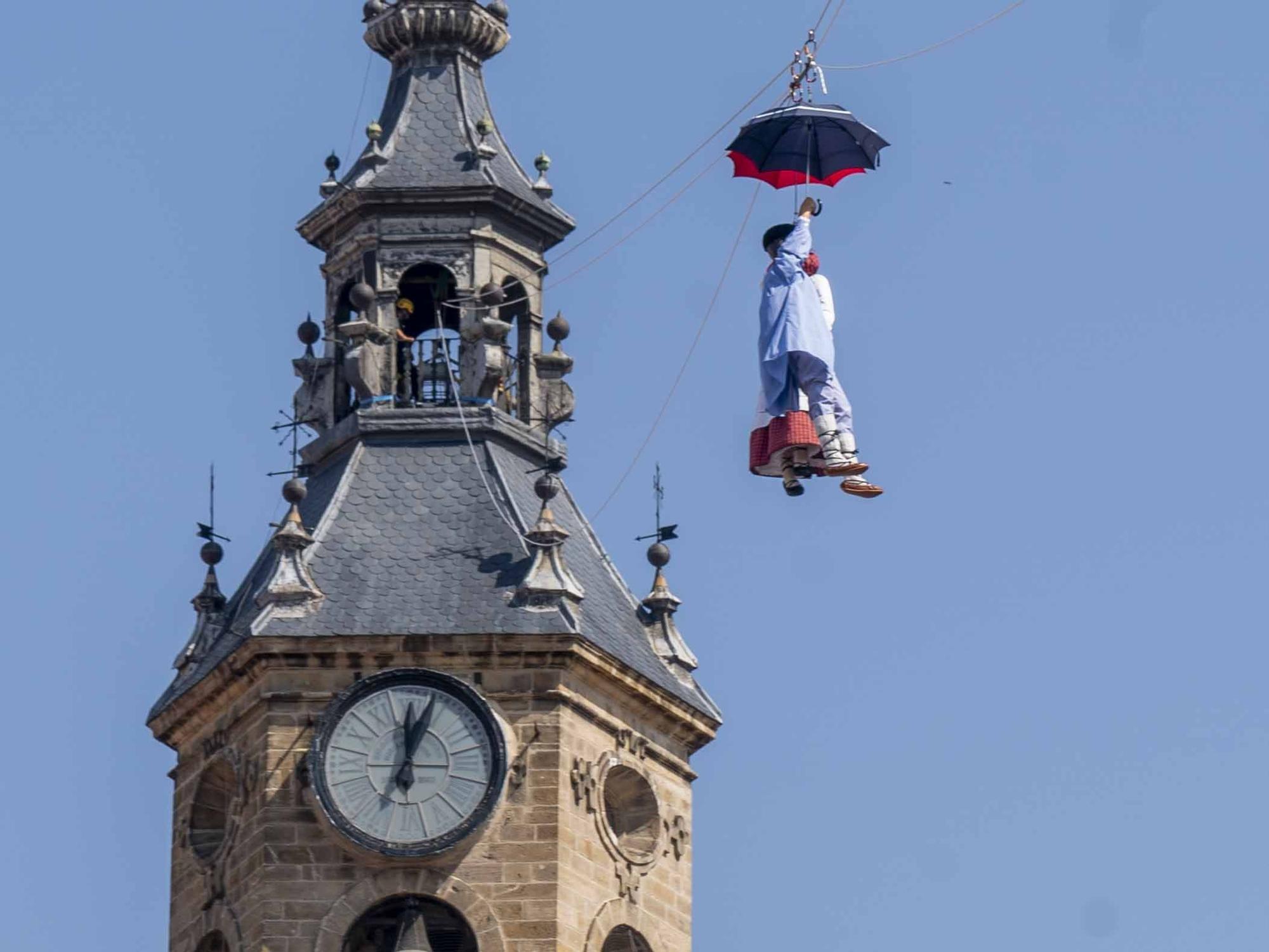 En imágenes: Edurne y Celedón Txiki abarrotan un año más la plaza de la Virgen Blanca