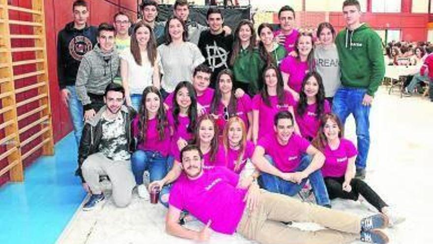 La comida popular de Las Fiestas de la Juventud reunió a cuatrocientas personas