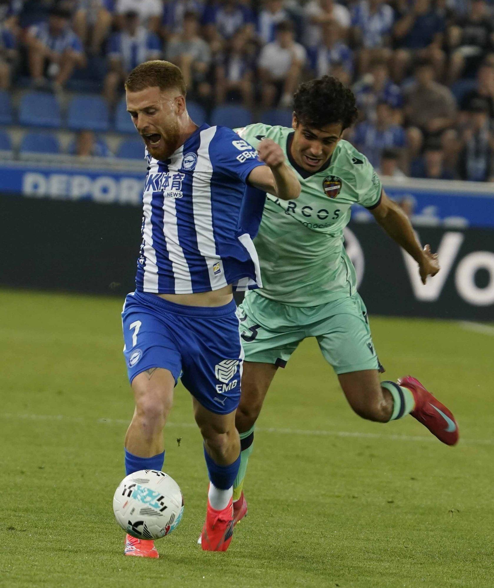 En imágenes: Así está siendo el debut liguero del Alavés contra el Levante