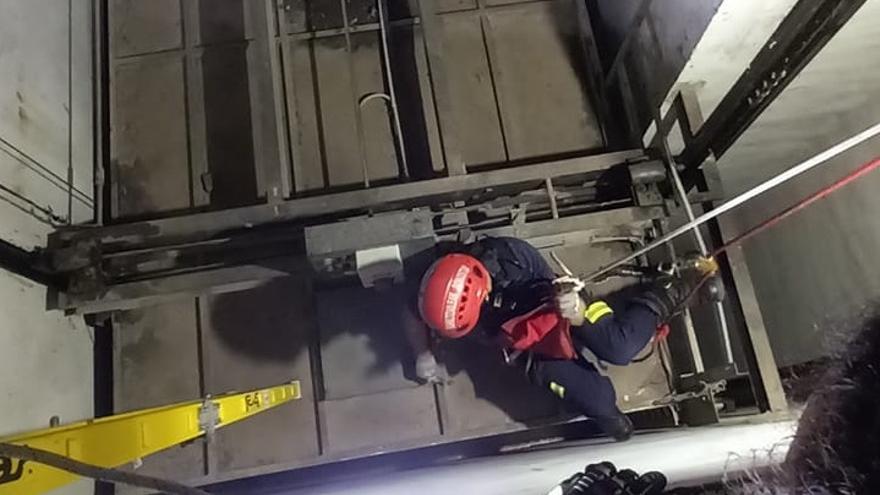 Los Bomberos rescatan por el techo de un ascensor a 4 personas en Astigarraga