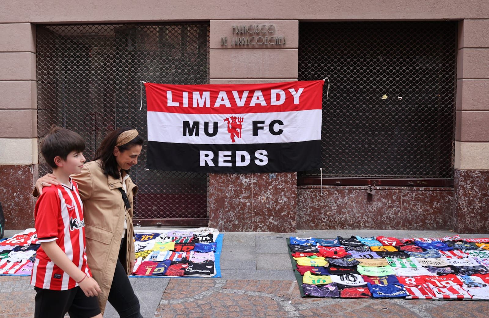 Aficionados del Athletic apuran las horas previas al partido ante el Manchester