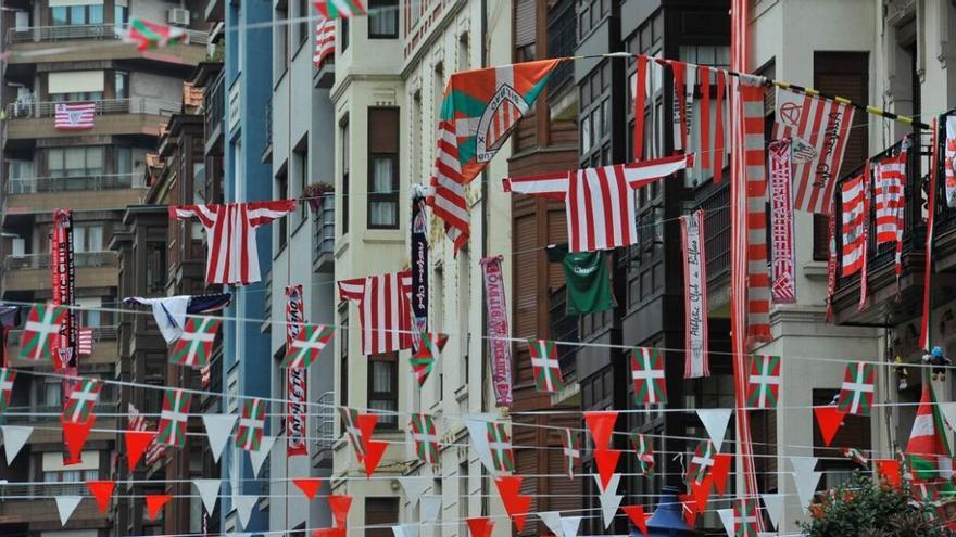 Una calle de Portugalete engalanada con camisetas y bufandas del Athletic.