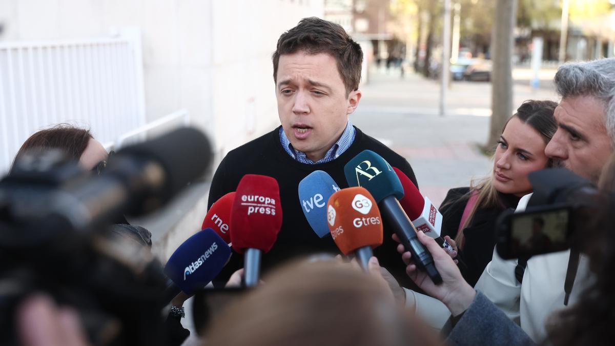 El exportavoz de Sumar Íñigo Errejón atiende a los medios de comunicación