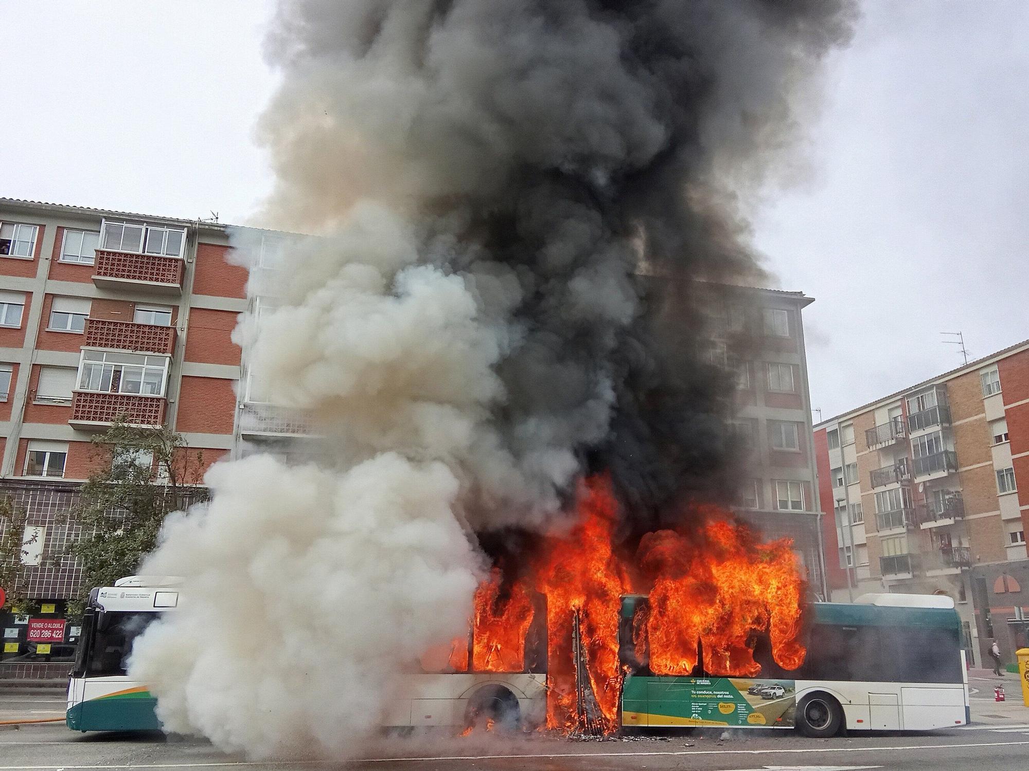 Fotos de la villavesa ardiendo en Berriozar