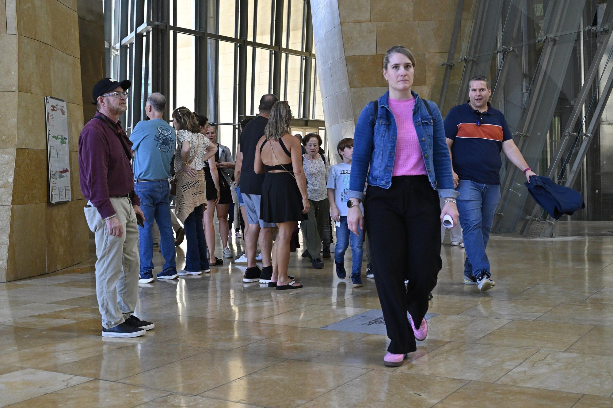 El Museo Guggenheim acoge a miles de visitantes en su 28º cumpleaños