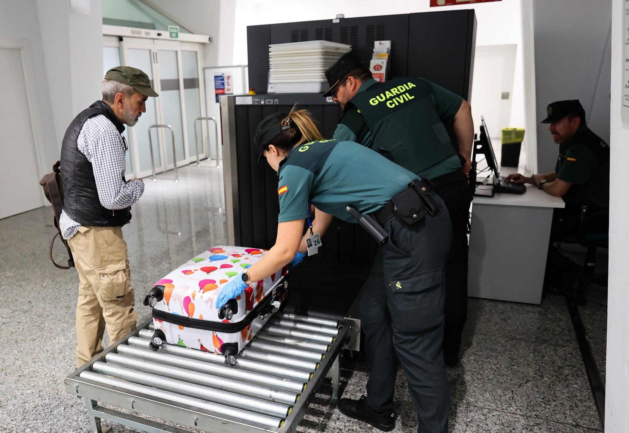 En imágenes: Aduanas, el filtro silencioso en el aeropuerto de Bilbao