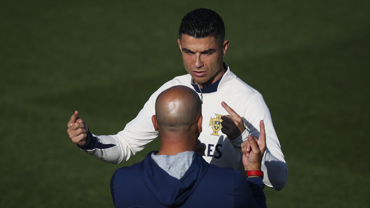 Cristiano Ronaldo charla con el seleccionador Roberto Martínez durante la concentración con Portugal.