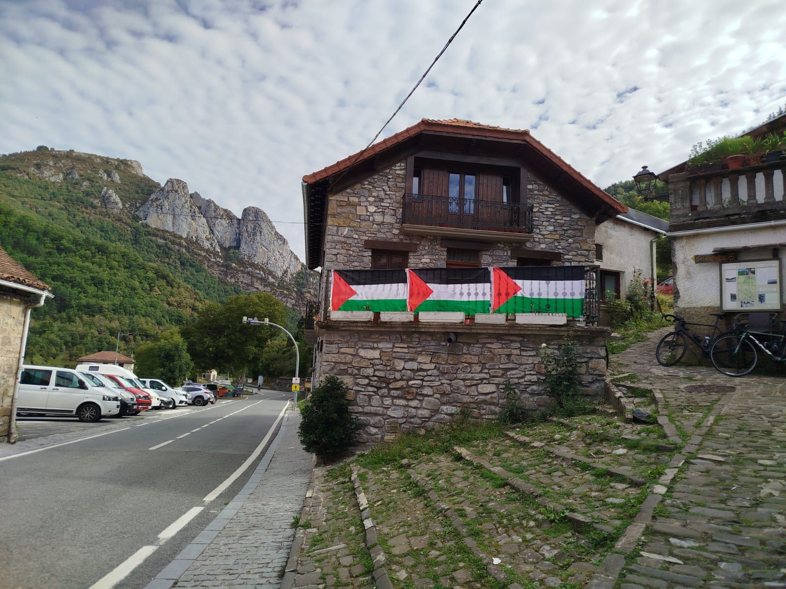 La Vuelta: el Valle de Roncal protesta contra el genocidio de Gaza