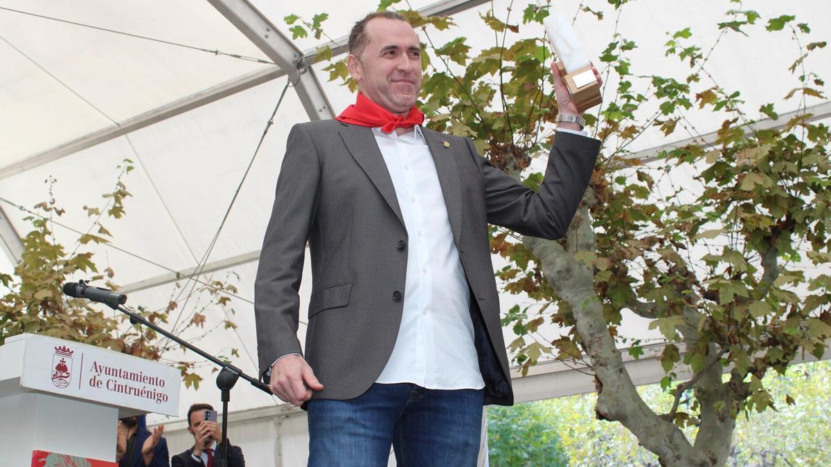 Aitor Mena durante la entrega del premio en Cintruénigo.