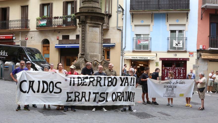 Un grupo memorialista reclama ante Rozalejo el derribo de los Caídos