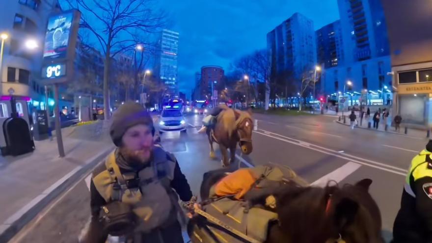 Jakub, el hombre que llegó a Bilbao con un poni y un caballo: "Fue divertido ir por la ciudad con la policía escoltándome"