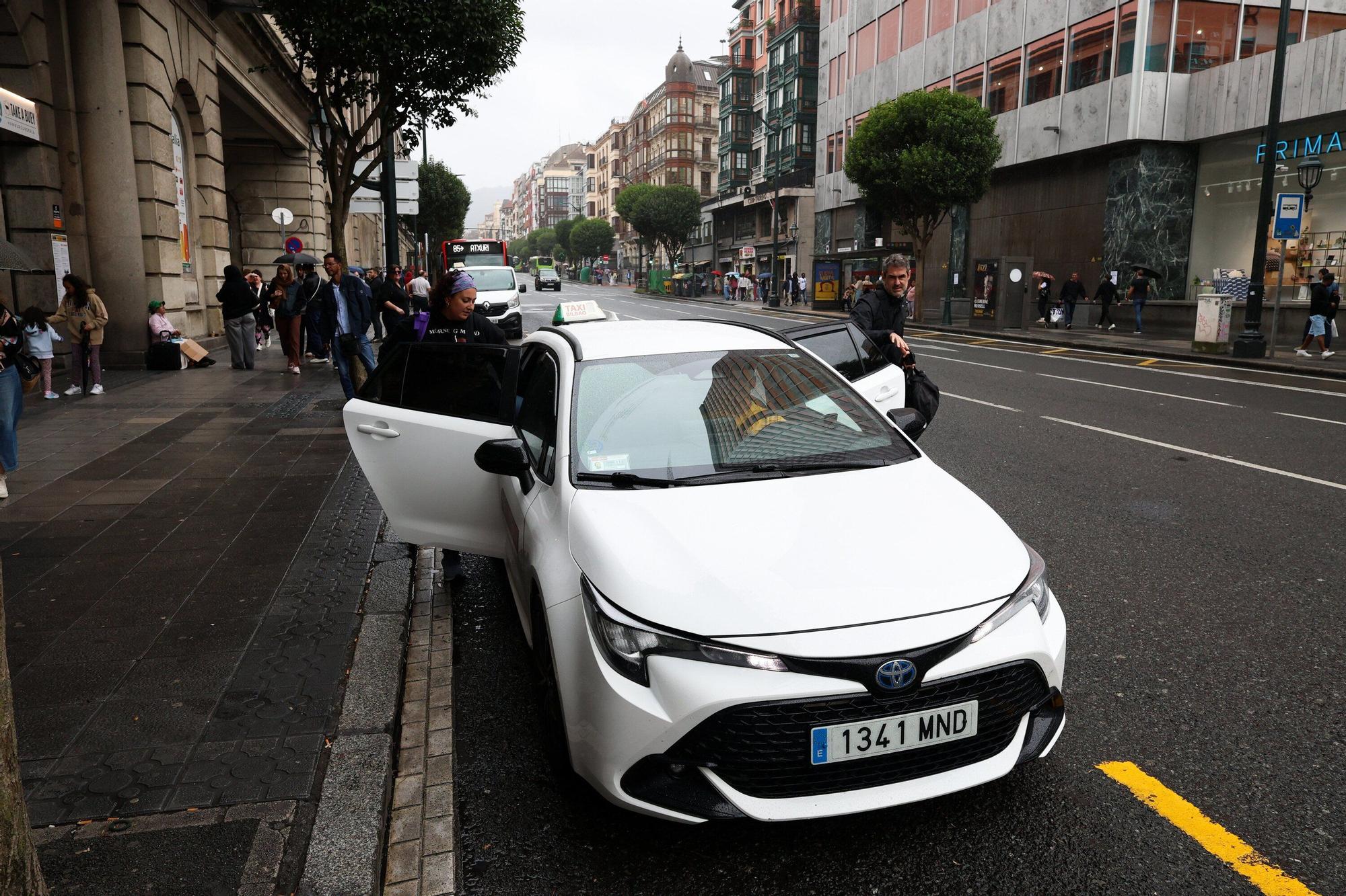 En imágenes: Taxistas reclaman en Bilbao inspecciones a Uber y Cabify