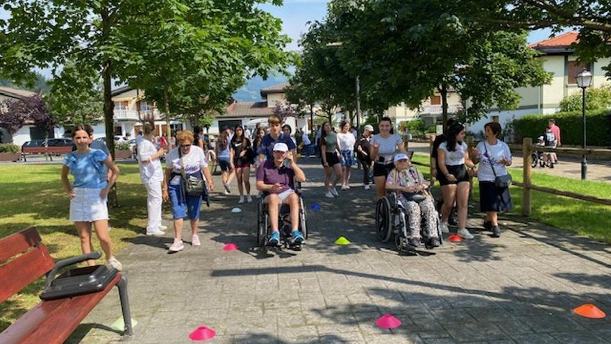Alumnos de la Ikastola San Benito con usuarios del centro Txindoki participando en &#039;Pausoka&#039;.