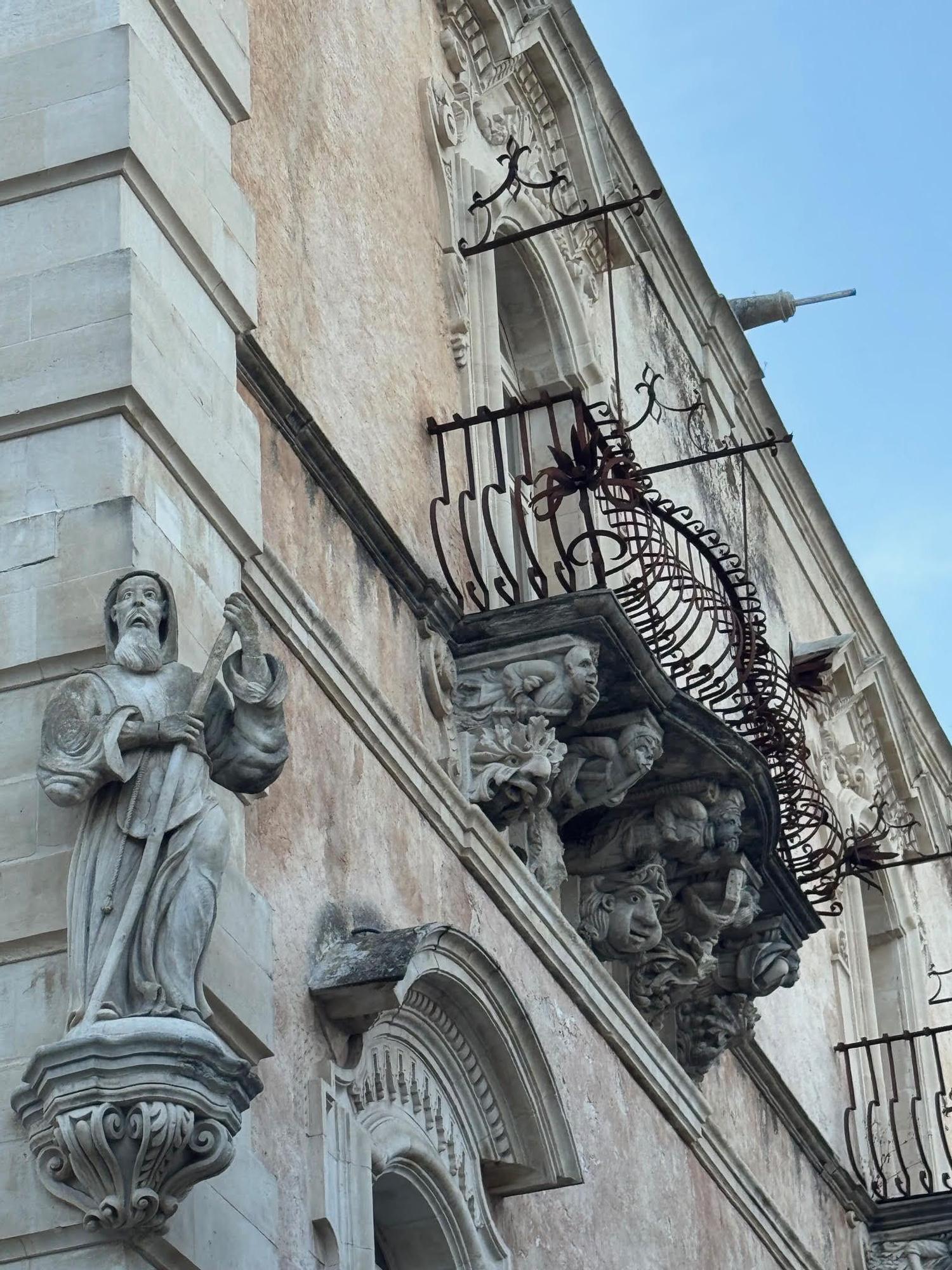 Vistas generales y detalles de una iglesia, la catedral y palacios que evidencian la belleza de la ciudad italiana de Ragusa.