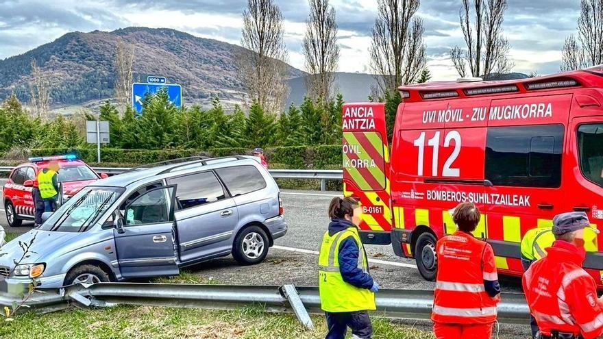 Trasladada al hospital con politraumatismos tras un accidente vial en Etxarren