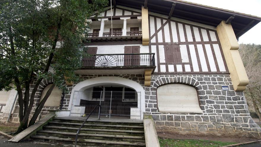 El Ayuntamiento de Tolosa desaloja a un grupo de migrantes del soportal del chalet de Arkaute