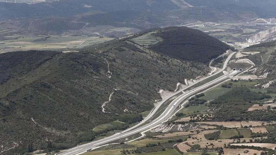 Vista aérea de la autovía del Pirineo (A-21). El tramo navarro sigue sin continuidad hacia Jaca desde su apertura en 2012.