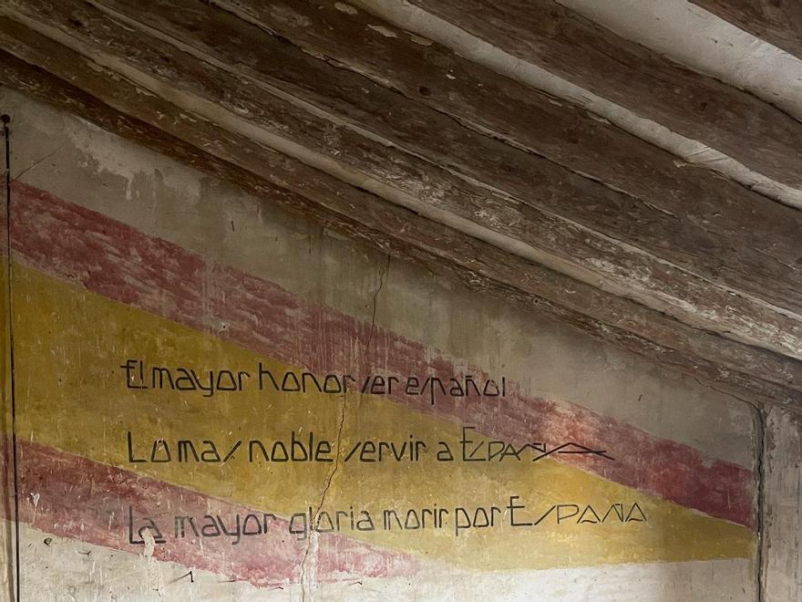 Mural en el Molino donde estaban los presos con mensajes patrióticos.