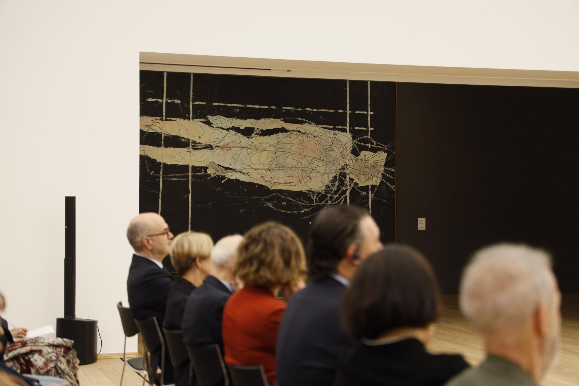 El edificio moderno del Bellas Artes reabre con Baselitz, el artista que decidió pintar el mundo al revés